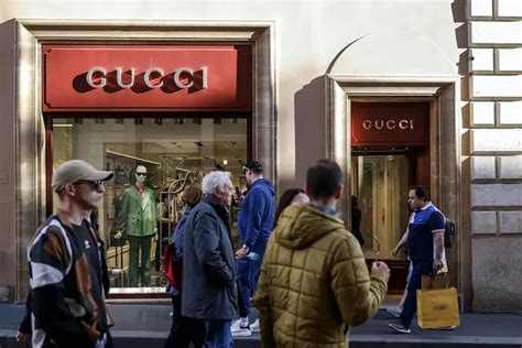 gucci sciopero dipendenti|Gucci staff in Rome strike to protest relocation plans.